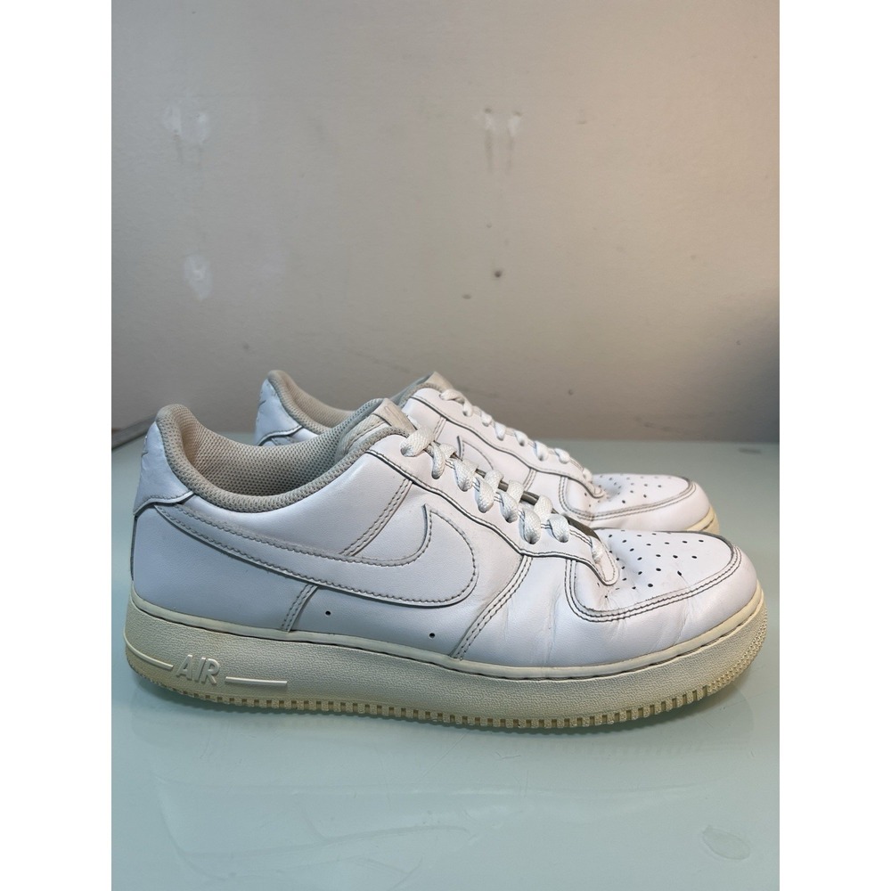 Nike Air Force 1 Low Men's 10 White Classic Streetwear Sneakers AF1